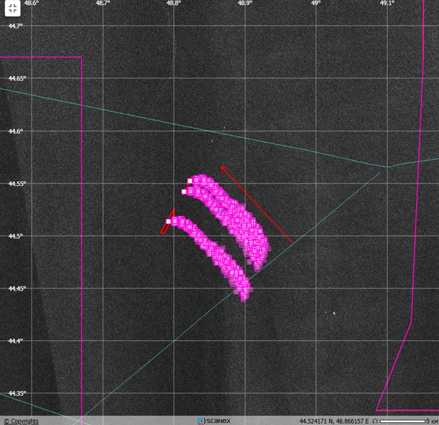 Рисунок 3 - Результаты моделирования дрейфа пленок, обнаруженных 15.06.2024 на 24 ч назад. Розовым показаны результаты моделирования, стрелками обозначены направления дрейфа пленок после их образования. 