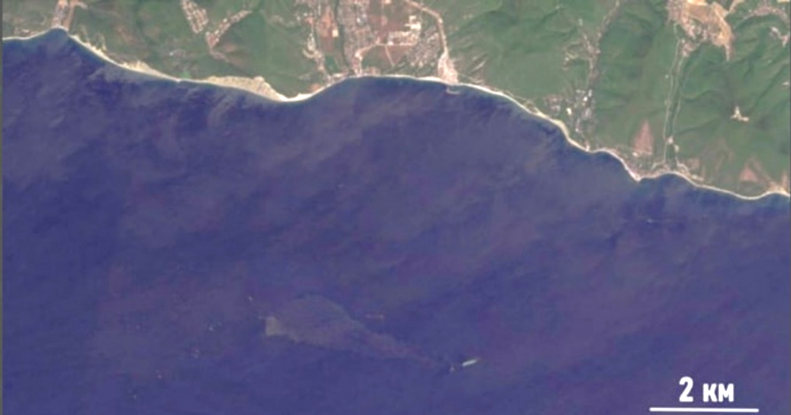 Рис. 1. Нефтяной разлив на оптическом снимке спутника Planet от 29.08.2025 (08:52 UTC) 