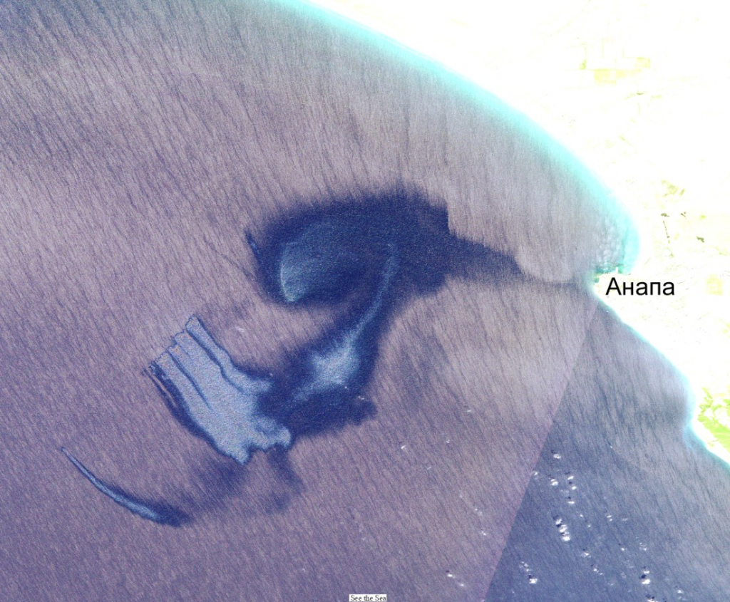 Рис. 3. Нефтяной разлив на оптическом снимке Sentinel-2C 30 августа 2025 г. в 08:37 UTC. На снимке четко видны ветровые полосы и ветровая размазка края пятна, а также цвет нефтяной пленки, что говорит о том, что нефтепродукт представляет собой сырую нефть 